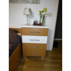 Degelijk 1 persoons slaapkamer hout met wit
