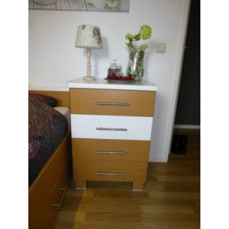 Degelijk 1 persoons slaapkamer hout met wit