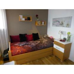 Degelijk 1 persoons slaapkamer hout met wit