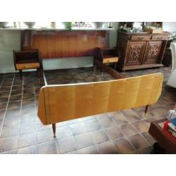 Retro bed, nachtkastjes en lampjes. Jaren 50 - 60