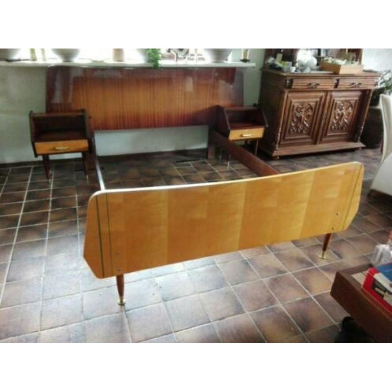 Retro bed, nachtkastjes en lampjes. Jaren 50 - 60