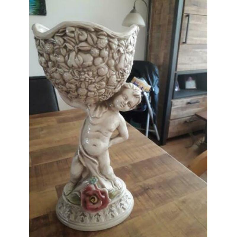 Bloempot op beeldje
