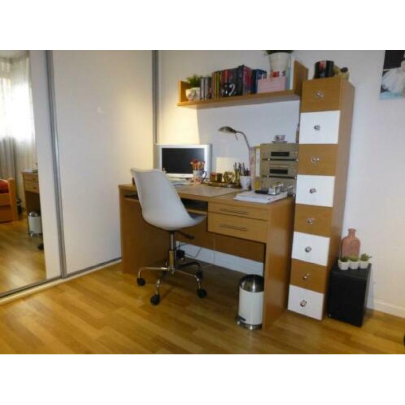 Degelijk 1 persoons slaapkamer hout met wit