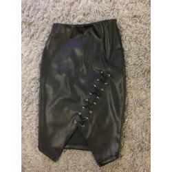 La sisters imitatie leer rok rokje zwart lace up xs 34 zgan