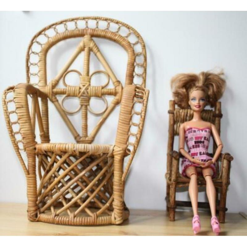 2 Poppenstoelen waaronder ook voor Barbie Sindy