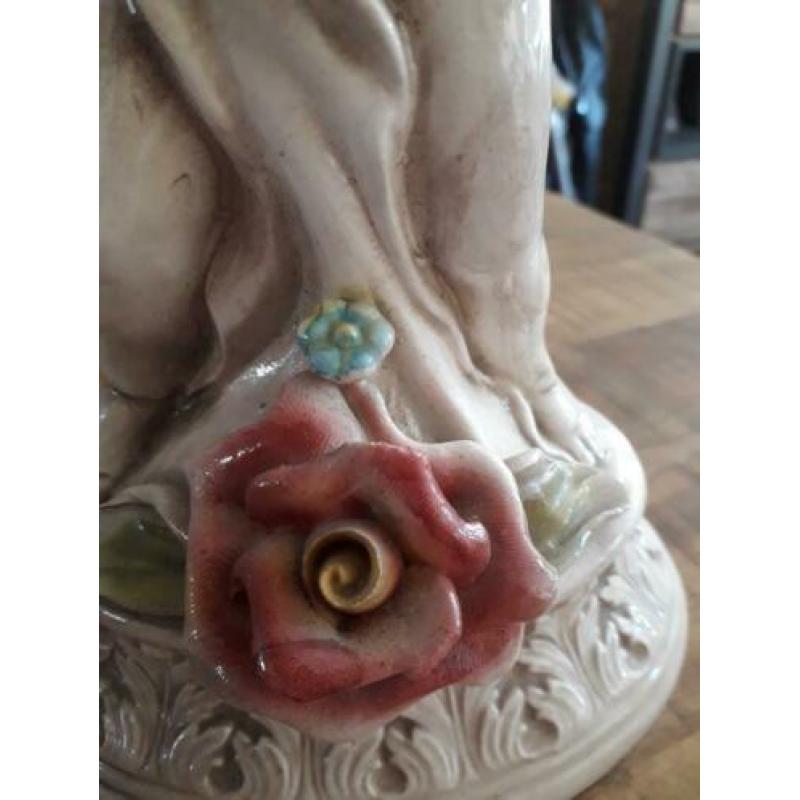 Bloempot op beeldje