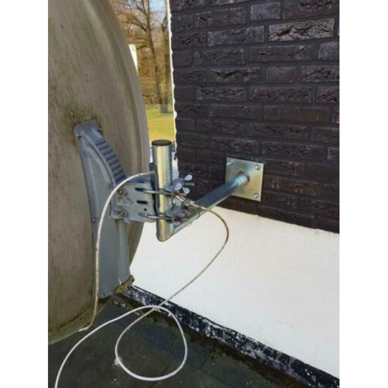 Schotelantenne met LNB en bevestigen materiaal