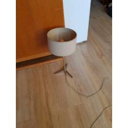 Twee beige schemerlampen voor in de woonkamer