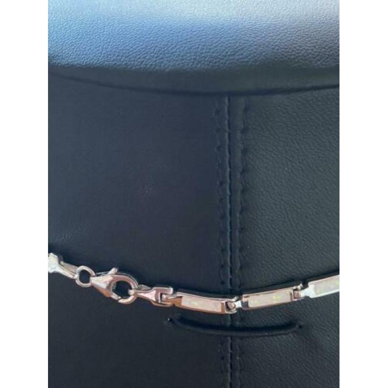 Mooi vallende zilveren ketting met opaal ingelegd.