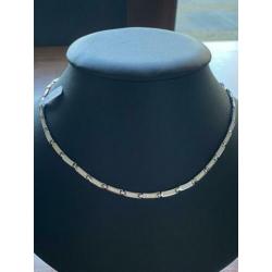 Mooi vallende zilveren ketting met opaal ingelegd.
