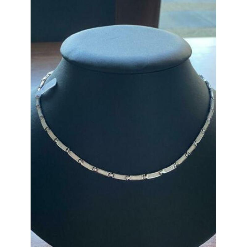 Mooi vallende zilveren ketting met opaal ingelegd.