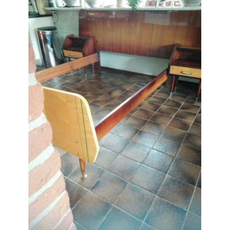 Retro bed, nachtkastjes en lampjes. Jaren 50 - 60