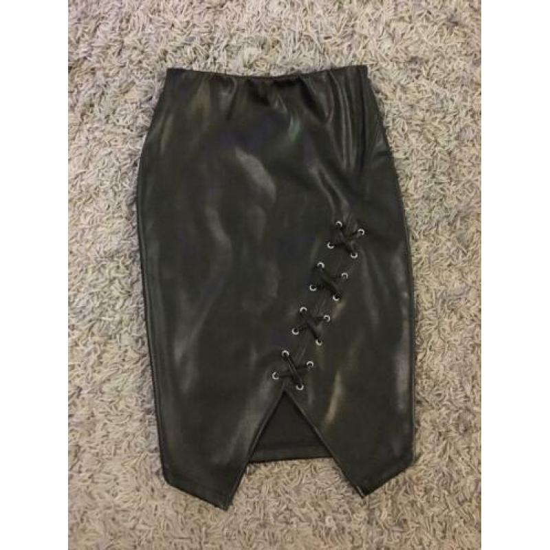 La sisters imitatie leer rok rokje zwart lace up xs 34 zgan
