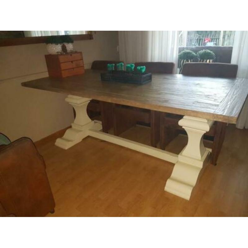 Mooie grote kloostertafel
