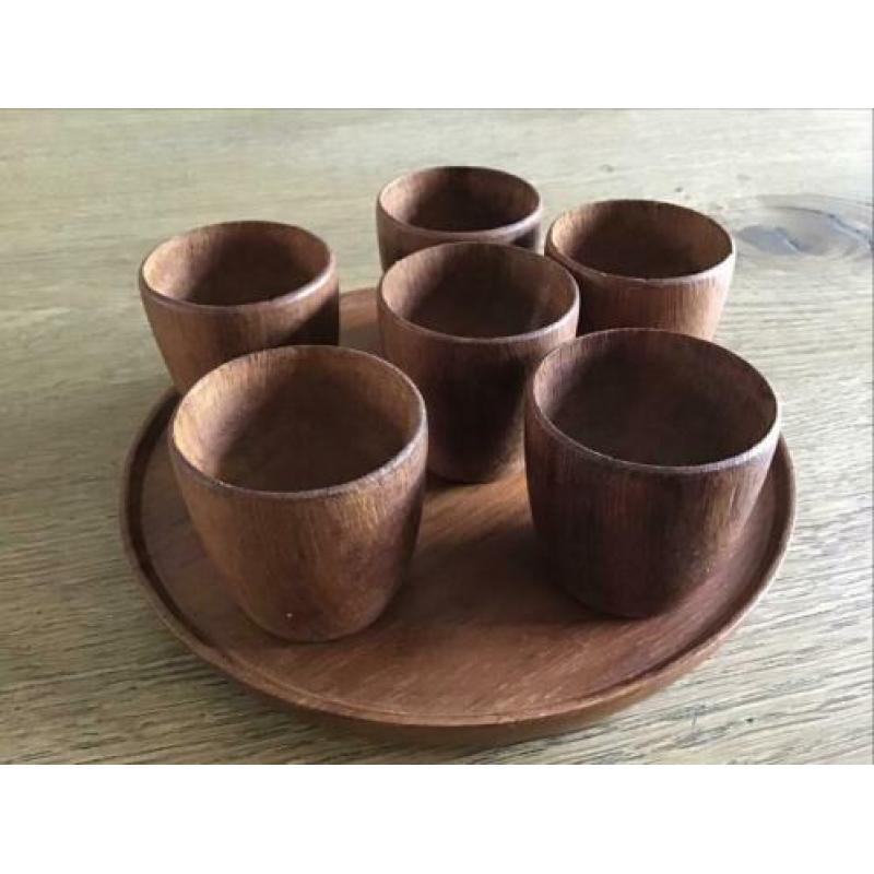 Vintage “houten eierdopjes met bijbehorend plateau”
