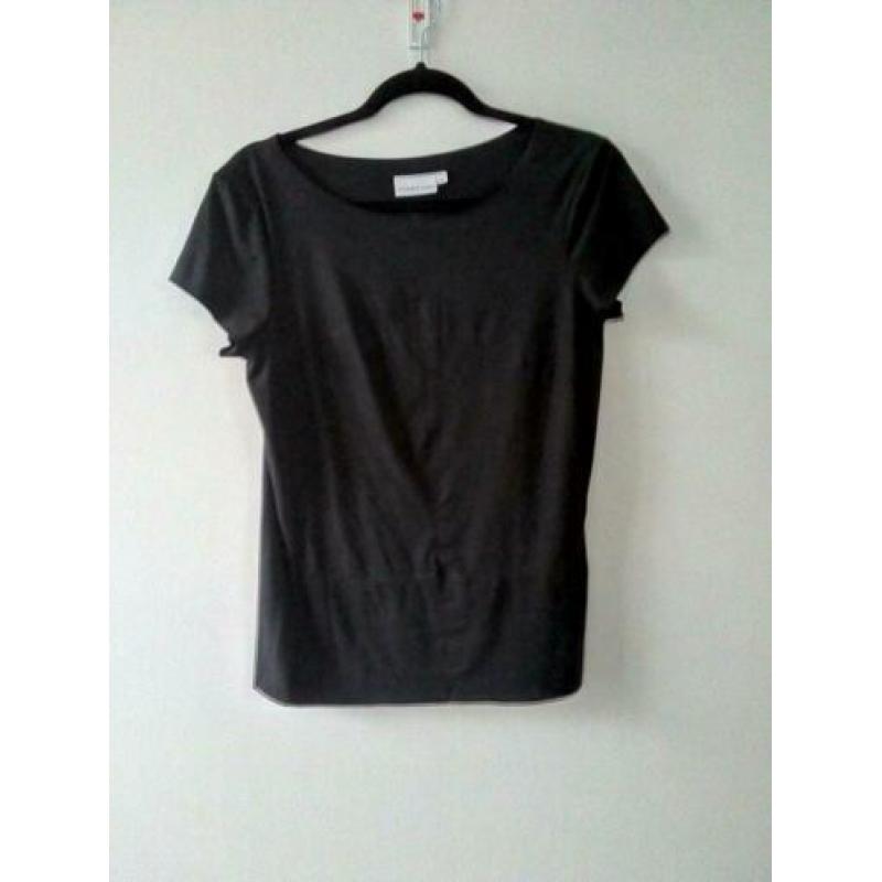 Shirtje. Zwart. Suède stof. Maat S. Korte mouwen