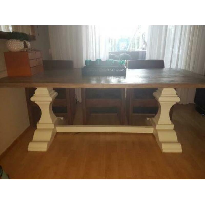 Mooie grote kloostertafel