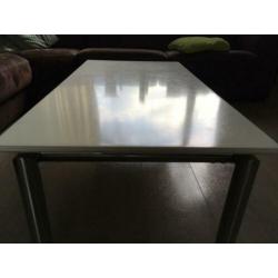 Mooie salon tafel wit blad met ijzeren poten
