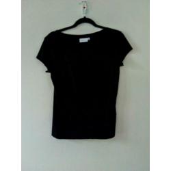 Shirtje. Zwart. Suède stof. Maat S. Korte mouwen
