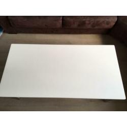 Mooie salon tafel wit blad met ijzeren poten