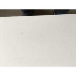 Mooie salon tafel wit blad met ijzeren poten