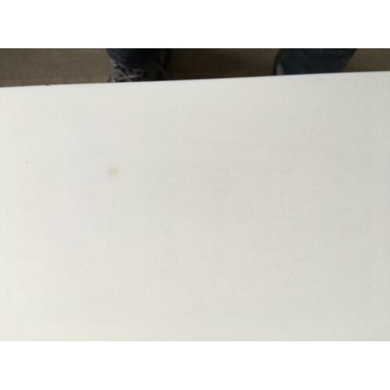 Mooie salon tafel wit blad met ijzeren poten