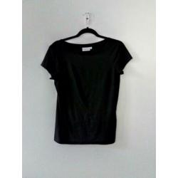 Shirtje. Zwart. Suède stof. Maat S. Korte mouwen