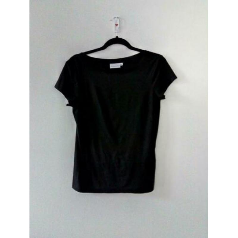 Shirtje. Zwart. Suède stof. Maat S. Korte mouwen