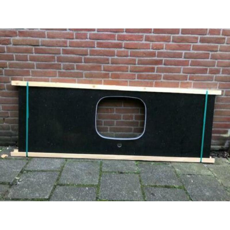 Mooi nieuw stenen keukenblad composiet met spatrand