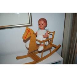 Oude schildpadpop Erika 41 cm met houten hobbelpaard.