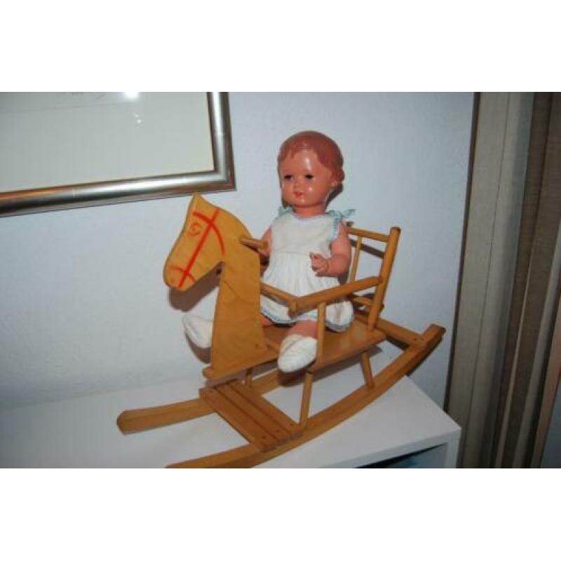 Oude schildpadpop Erika 41 cm met houten hobbelpaard.