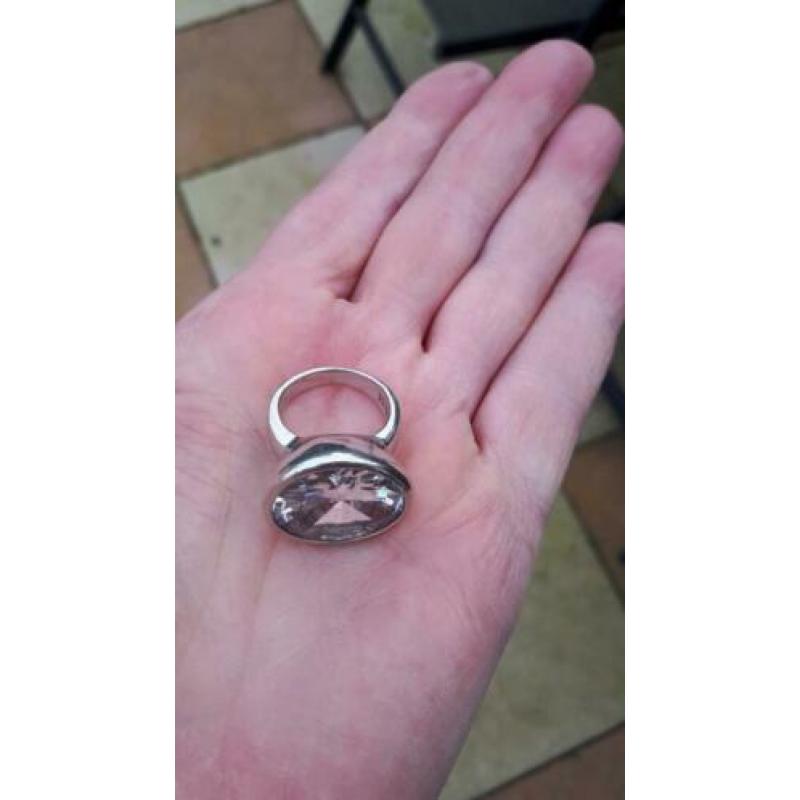 opvallende zilveren ring met zeer grote steen