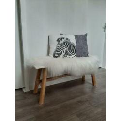 Bankje met schapenvacht roomwit hout