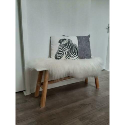 Bankje met schapenvacht roomwit hout