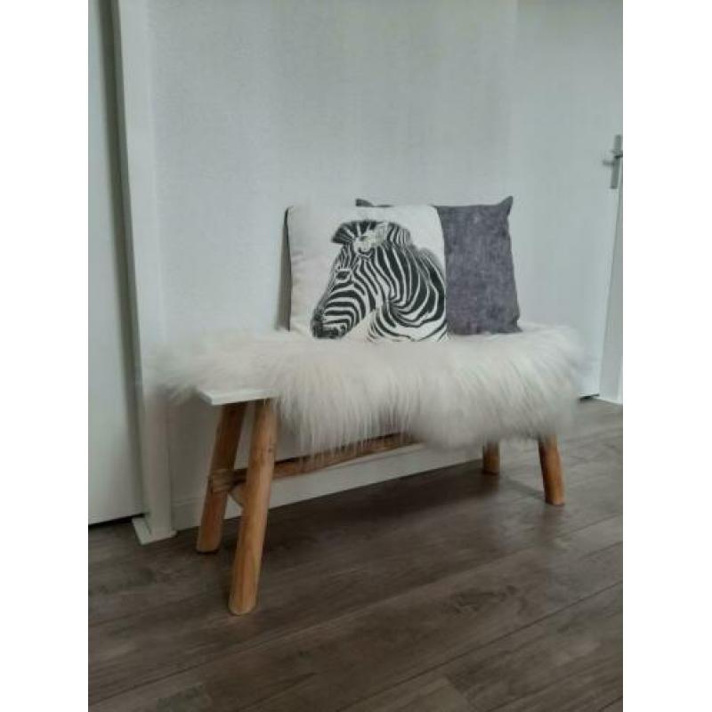 Bankje met schapenvacht roomwit hout