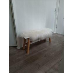Bankje met schapenvacht roomwit hout