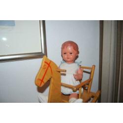 Oude schildpadpop Erika 41 cm met houten hobbelpaard.