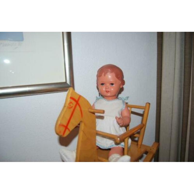 Oude schildpadpop Erika 41 cm met houten hobbelpaard.