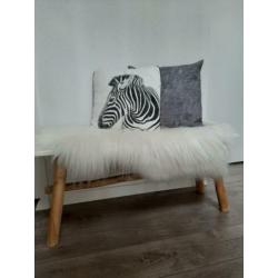Bankje met schapenvacht roomwit hout