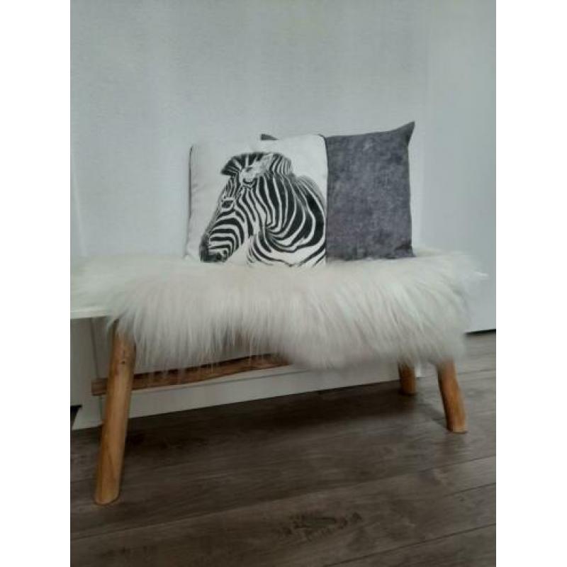 Bankje met schapenvacht roomwit hout