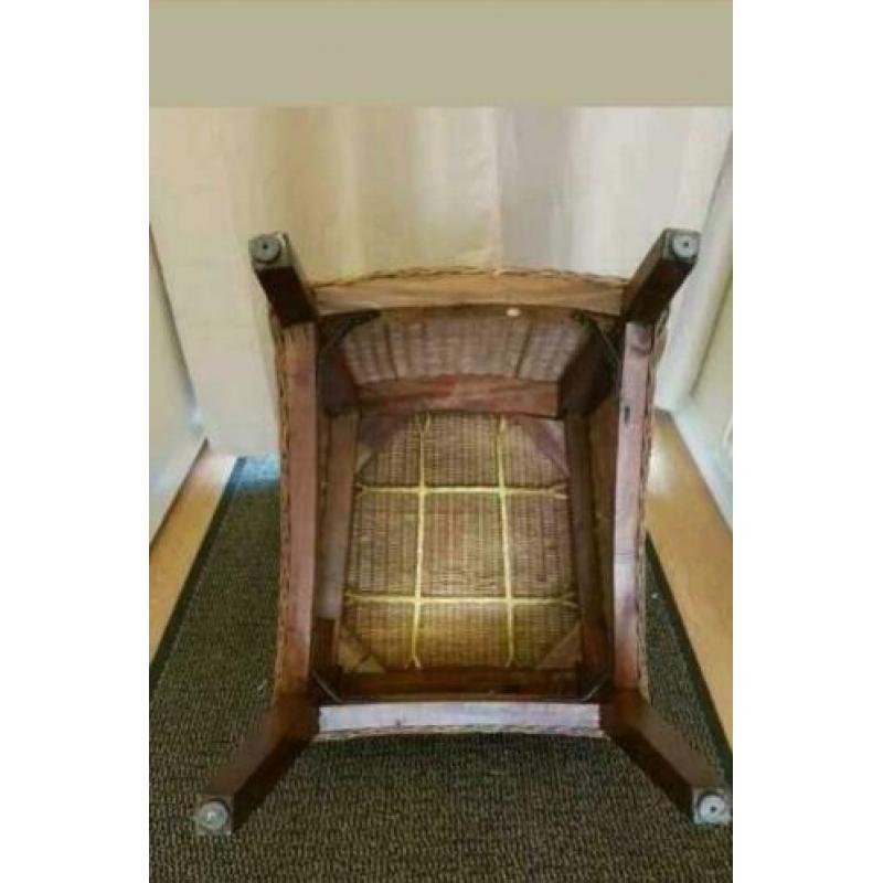 6 eetkamer stoelen.