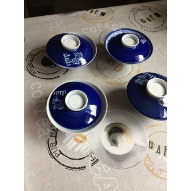 4 Chinees kommjes met deksel op blauw nieuw