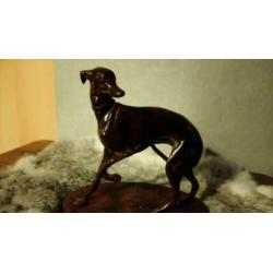 Bronzen honden beeldje van metaal.