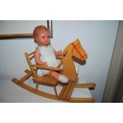 Oude schildpadpop Erika 41 cm met houten hobbelpaard.