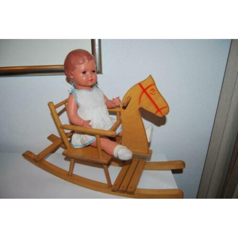 Oude schildpadpop Erika 41 cm met houten hobbelpaard.