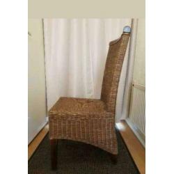 6 eetkamer stoelen.