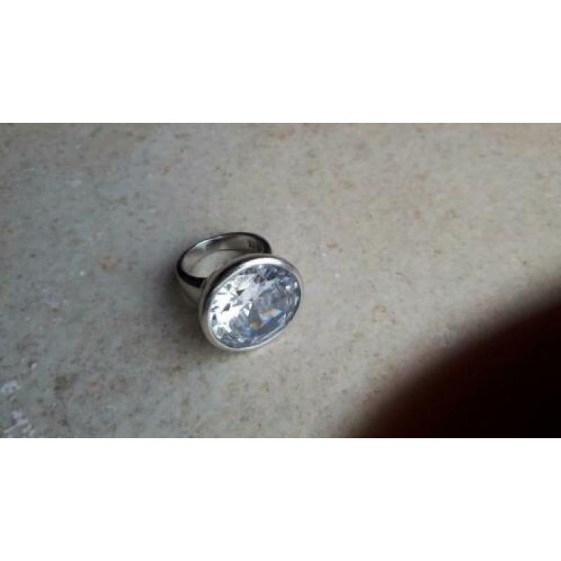 opvallende zilveren ring met zeer grote steen