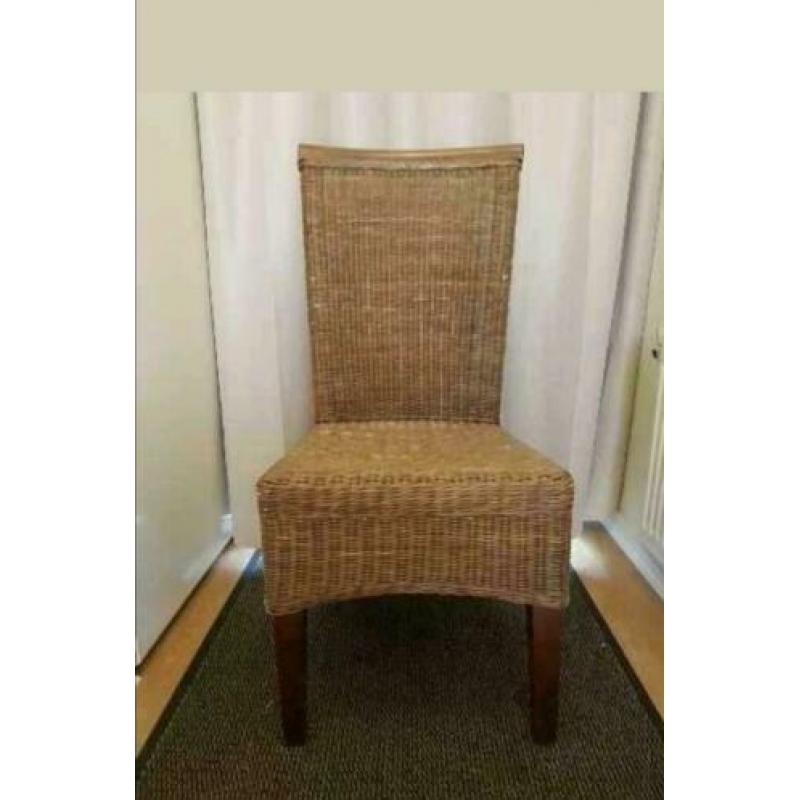 6 eetkamer stoelen.