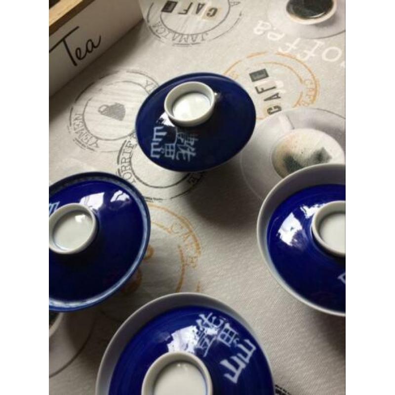 4 Chinees kommjes met deksel op blauw nieuw