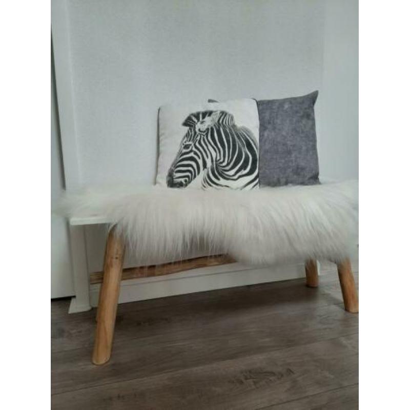 Bankje met schapenvacht roomwit hout